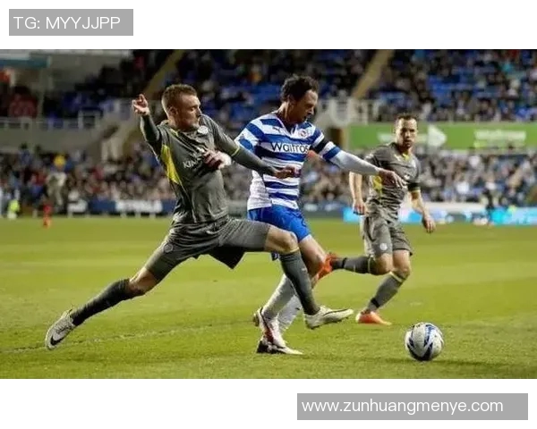 足球场上故意伤害球员是否构成犯罪及相关法律责任探讨